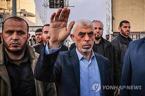 지난 4월14일 가자지구 집회에 나타나 손을 흔드는 야히야 신와르(가운데) [AFP 연합뉴스 자료사진. 재판매 및 DB 금지]