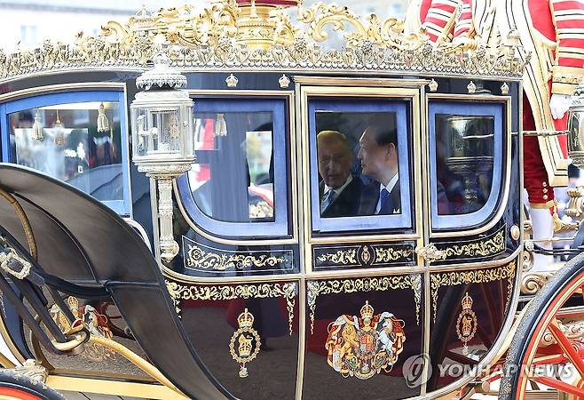 마차로 버킹엄궁 향하는 윤석열 대통령과 찰스 3세 영국 국왕 (런던=연합뉴스) 진성철 기자 = 영국을 국빈 방문한 윤석열 대통령과 찰스 3세 영국 국왕이 21일(현지시간) 런던 호스가즈 광장에서 열린 공식환영식을 마친 뒤 마차를 타고 버킹엄궁으로 향하고 있다. 2023.11.21 zjin@yna.co.kr