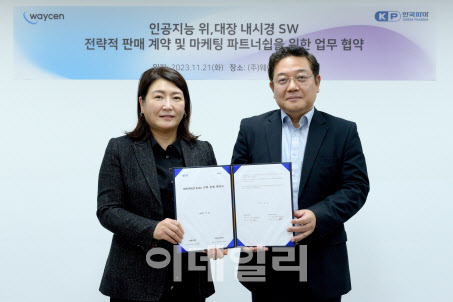 인공지능(AI) 메드테크 전문기업 웨이센의 김경남 대표(오른쪽)가 지난 21일 한국파마와 인공지능 기반 위, 대장 내시경 영상 분석 솔루션 ‘웨이메드 엔도’(WAYMED Endo)의 전략적 판매 업무 계약을 체결한 뒤 기념사진을 찍고 있다. (사진=웨이센)