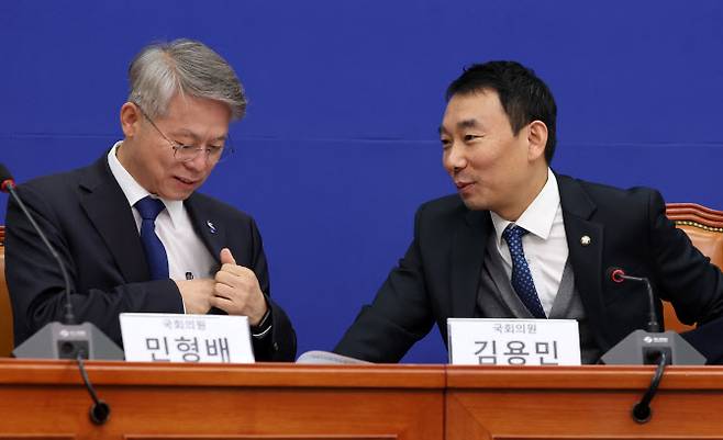 민형배(왼쪽), 김용민 더불어민주당 의원이 16일 오전 서울 여의도 국회에서 열린 검사범죄대응TF 회의에서 대화를 하고 있다.(사진=뉴시스)