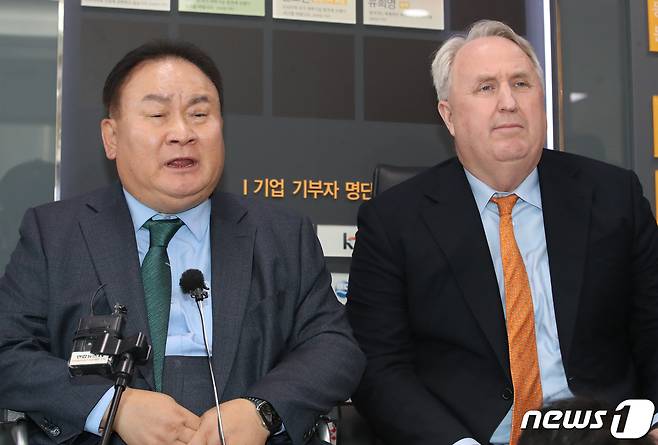 이상민 더불어민주당 의원과 인요한 국민의힘 혁신위원장이 21일 대전 유성구 한국과학기술연구원(KAIST)에서 열린 한국 정치의 문제점과 개혁방안 강연 및 토론회를 마치고 브리핑을 하고 있다. 2023.11.21/뉴스1 ⓒ News1 김기태 기자