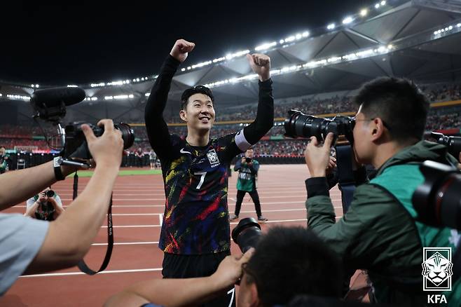 대한민국 축구대표팀 손흥민이 21일 중국 선전 유니버시아드 스포츠센터 경기장에서 열린 2026 FIFA 북중미 월드컵 아시아 지역 2차 예선 C조 조별리그 대한민국과 중국의 경기에서 3-0으로 승리한 후 환호하고 있다. (대한축구협회 제공) 2023.11.21/뉴스1