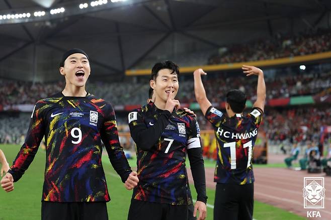 대한민국 축구대표팀 손흥민이 21일 중국 선전 유니버시아드 스포츠센터 경기장에서 열린 2026 FIFA 북중미 월드컵 아시아 지역 2차 예선 C조 조별리그 대한민국과 중국의 경기에서 페널티킥으로 선제골을 넣은 후 세리머니를 하고 있다. (대한축구협회 제공) 2023.11.21/뉴스1