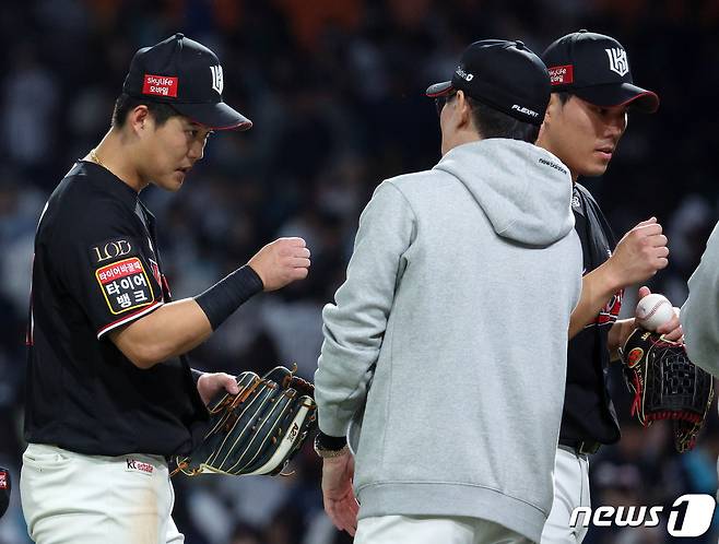 2일 오후 경남 창원시 마산회원구 양덕동 창원NC파크에서 열린 프로야구 '2023 신한은행 SOL KBO 포스트시즌' 플레이오프 3차전 NC 다이노스와 kt 위즈의 경기에서 3:0 승리를 거둔 kt 이강철 감독이 김재윤(맨 오른쪽), 배정대(를 맞이하고 있다. 2023.11.2/뉴스1 ⓒ News1 박정호 기자