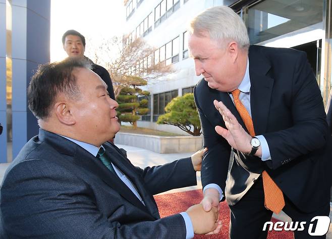 인요한 국민의힘 혁신위원장이 21일 대전 유성구 한국과학기술연구원(KAIST)에서 열린 한국 정치의 문제점과 개혁방안 강연 및 토론회를 마친 이상민 더불어민주당 의원과 인사하고 있다. 2023.11.21/뉴스1 ⓒ News1 김기태 기자