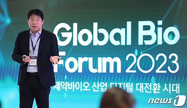 김동훈 인벤티지랩 수석부사장이 22일 서울 중구 소공동 롯데호텔 사파이어볼룸에서 열린 '글로벌 바이오 포럼 2023'(Global Bio Forum 2023)에서 마이크로플루이딕 공정 기반의 고도화된 약물전달시스템 구현을 주제로 발표하고 있다. 2023.11.22/뉴스1 ⓒ News1 박지혜 기자