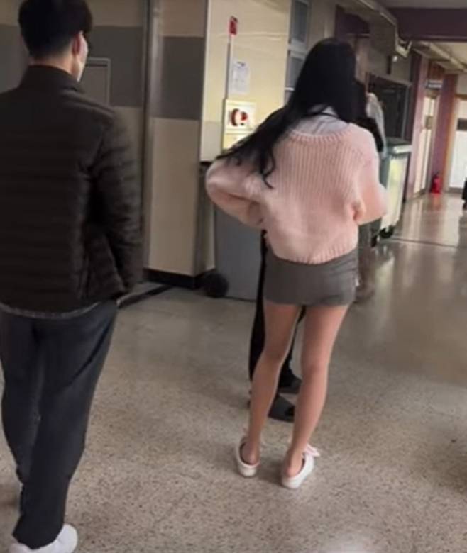 한 여학생이 남자 교사와 다투는 모습이 담긴 영상이 공개돼 논란이 되고 있다. 유튜브 영상 갈무리