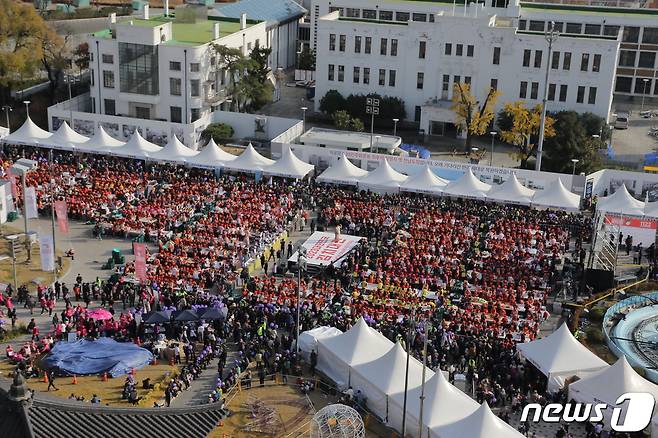 22일 광주 동구 5·18민주광장에서 광주문화방송이 주최한 '김치대전' 행사가 성황리에 개최되고 있다. (광주문화방송 제공) 2023.11.22/뉴스1