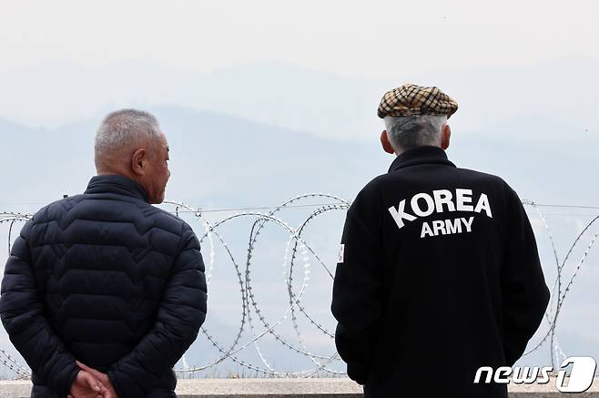 북한이 전날 밤 군사정찰위성 '만리경 1호'를 발사한 가운데 22일 경기도 파주시 오두산전망대를 찾은 어르신들이 북녁을 바라보고 있다. 조선중앙통신은 이날 "국가항공우주기술총국은 11월21일 22시42분28초에 평안북도 철산군 서해위성발사장에서 정찰위성 '만리경 1호'를 신형위성운반로켓 '천리마 1형'에 탑재해 성공적으로 발사했다＂고 보도했다. 2023.11.22/뉴스1 ⓒ News1 박정호 기자