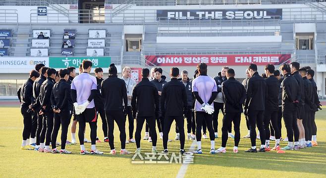 싱가포르와의 월드컵 예선을 앞둔 대한민국 축구대표팀의 클린스만 감독(가운데)이 14일 목동운동장에서 훈련을 진행하기 전 선수들에게 이야기를 하고 있다. 2023. 11. 14. 박진업기자 upandup@sportsseoul.com