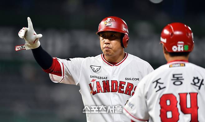 SSG 6번타자 김강민이 12일 인천SSG랜더스필드에서 열린 2023 프로야구 SSG랜더스와 두산베어스의 경기 7회말 선두타자 안타로 출루하고 있다. 2023.07.12.  문학 | 강영조기자 kanjo@sportsseoul.com