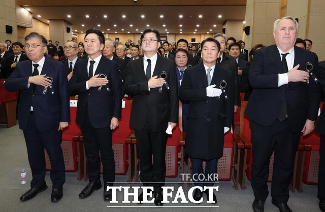 김기현 국민의힘 대표와 홍익표 더불어민주당 원내대표를 비롯한 참석자들이 22일 오후 서울 동작구 현충관에서 열린 고 김영삼 전 대통령 서거 8주기 추모식에서 국민의례를 하고 있다. 왼쪽부터 김덕룡 추모위원장, 김 대표, 홍 원내대표, 안철수 의원, 인요한 국민의힘 혁신위원장. /뉴시스