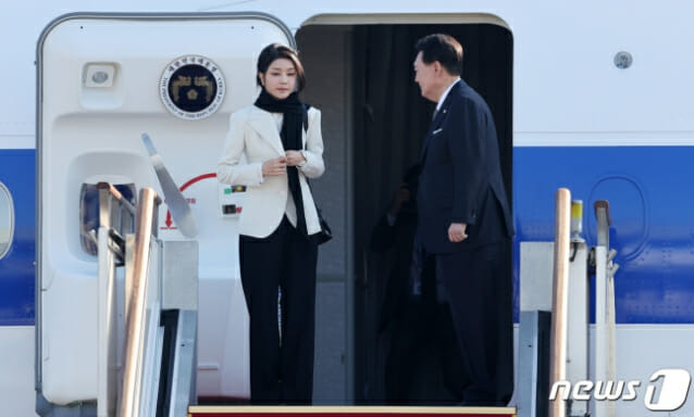 윤석열 대통령과 김건희 여사가 찰스 3세 영국 국왕의 국빈 초청으로 지난 20일 경기 성남시 서울공항에서 영국 런던으로 출국하며 공군 1호기에 오르고 있다. (사진=뉴스1)