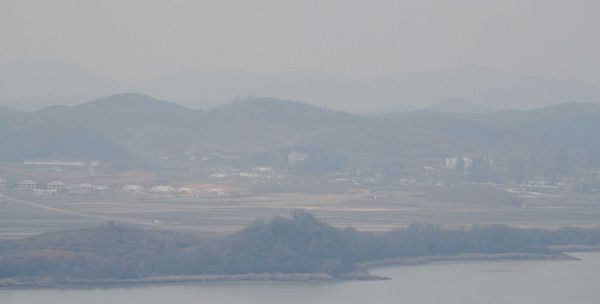 북한이 전날 밤 군사정찰위성을 발사했다고 밝힌 22일 경기 파주시 오두산통일전망대에서 바라본 북한 황해북도 개풍군 일대가 안개에 싸여 있다. 사진=강진형 기자aymsdream@