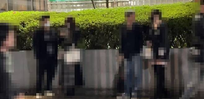 일본 도쿄 오쿠보공원 앞에 서 있는 여성들에게 남성이 접근하고 있다./일본 벤고시닷컴
