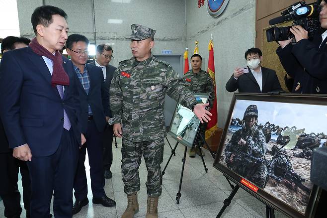 김기현 국민의힘 대표가 21일 경기도 김포 해병대 제2사단 청룡회관에서 정종범 해병대 제2사단장의 안내로 청룡부대 훈련 사진을 살펴보고 있다./뉴스1