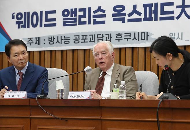 웨이드 앨리슨 옥스퍼드대 명예교수가 5월 19일 서울 여의도 국회에서 국민의힘 '우리바다 지키기 검증 TF' 주최로 열린 초청 간담회에서 '방사능 공포 괴담과 후쿠시마'를 주제로 특강을 하고 있다. /뉴스1