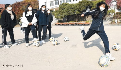 우리나라 청소년들의 체력 저하가 심각해 획기적인 대책 마련이 시급하다는 지적이 나오고 있다. 사진은 지난해 학교체육교육 공모전에서 대상을 받은 덕성여고 학생들이 축구를 하는 모습. /허상욱 스포츠조선 기자