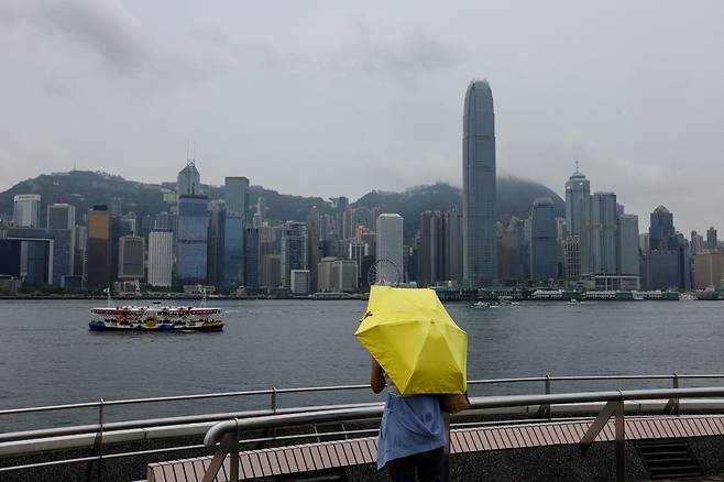 <YONHAP PHOTO-3800> FILE PHOTO: A Chinese tourist takes photo in front of Victoria Harbour, with the backdrop of Central financial district, in Hong Kong, China, August 11, 2023. REUTERS/Tyrone Siu/File Photo/2023-10-24 17:34:48/ <저작권자 ⓒ 1980-2023 ㈜연합뉴스. 무단 전재 재배포 금지.>