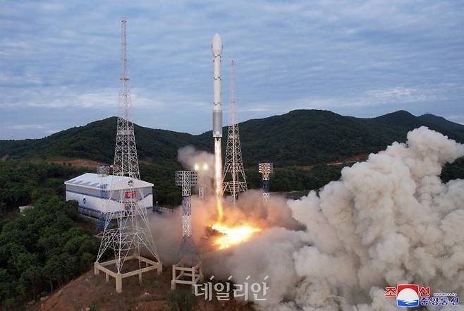 지난 5월 서해에 추락한 북한 군사정찰위성 1호기 발사 장면(자료사진) ⓒ조선중앙통신