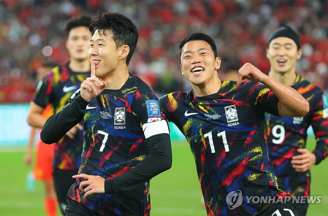 21일 중국 선전 유니버시아드 스포츠센터에서 열린 2026 북중미 월드컵 아시아 2차 예선 한국과 중국의 경기. 대표팀 손흥민이 페널티킥으로 선취골을 넣은 뒤 세리머니를 하고 있다. <연합뉴스>