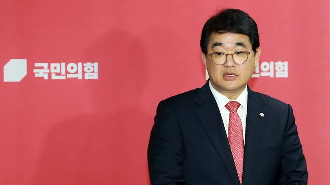 [서울=뉴시스] 고범준 기자 = 배준영 국민의힘 전략기획부총장이 22일 오후 서울 여의도 국회에서 총선기획단 3차 회의결과 백브리핑을 하고 있다. 2023.11.22. bjko@newsis.com <저작권자ⓒ 공감언론 뉴시스통신사. 무단전재-재배포 금지.> /사진=뉴시스화상