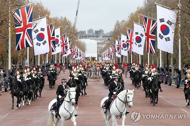 버킹엄궁 향하는 윤석열 대통령과 찰스 3세 영국 국왕 탑승 마차 (런던=연합뉴스) 진성철 기자 = 영국을 국빈 방문한 윤석열 대통령과 찰스 3세 영국 국왕이 탑승한 마차가 21일(현지시간) 런던 호스가즈 광장에서 열린 공식환영식이 끝난 뒤 버킹엄궁으로 향하고 있다. 2023.11.21 zjin@yna.co.kr (끝)