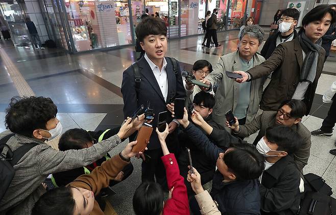 2023년 11월9일 국민의힘 이준석 전 대표가 동대구역에서 기자들의 질문에 답변하고 있다. 연합뉴스