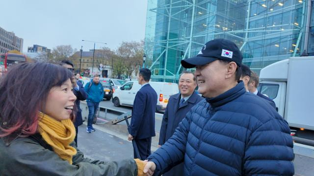 영국을 국빈 방문 중인 윤석열 대통령이 21일(현지시간) 런던 시내를 산책하던 중 지나가던 시민(일본인)이 다가와 악수를 청하자 악수하고 있다. 대통령실 제공