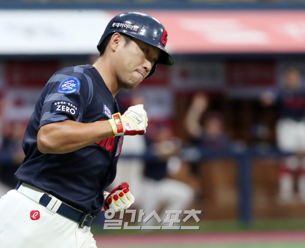 2023 KBO 프로야구 키움 히어로즈와 롯데 자이언츠의 경기가 10일 오후 서울 고척스카이돔에서 열렸다. 5회초 무사 1루 전준우가 투런 홈런을 치고 주먹을 불끈 쥐며 1루로 달려나가고 있다. 고척=김민규 기자 mgkim1@edaily.co.kr /2023.08.10/