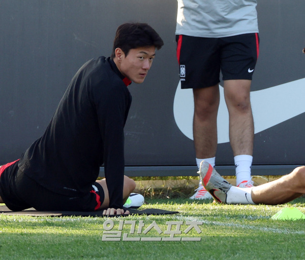 대한민국 축구 국가대표팀 황의조, 김민재 등 선수들이 12일 오후 경기도 파주 국가대표트레이닝센터(NFC)에서 13일 튀니지와의 평가전을 앞두고 훈련을 하고 있다. 클린스만 감독이 이끄는 축구대표팀은 13일 튀지니전 이후에 17일 수원월드컵경기장에서 베트남과 평가전을 갖는다. 파주=김민규 기자 mgkim1@edaily.co.kr /2023.10.12/