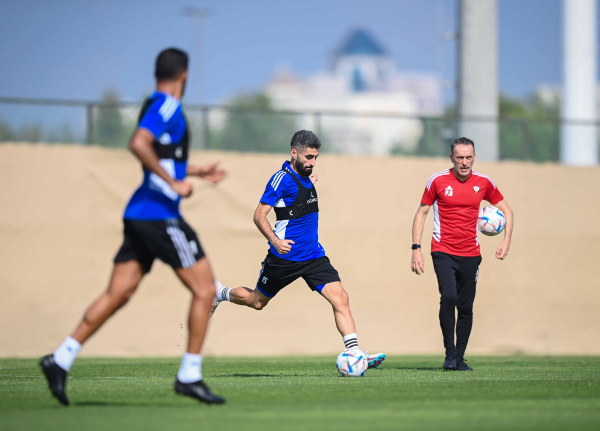 UAE 선수들의 훈련을 지휘하고 있는 파울루 벤투(오른쪽) 감독. 사진=UAE 축구협회