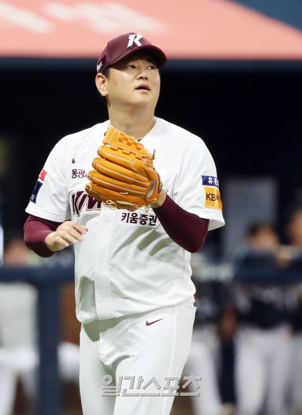 2023 KBO 프로야구 키움히어로즈와 두산베어스의 경기가 22일 오후 서울 고척스카이돔에서 열렸다. 7회초 1사 1루 로하스를 병살 처리한 양현이 박수를 치며 마운드를 내려가고 있다. 고척=김민규 기자 mgkim1@edaily.co.kr /2023.08.22/