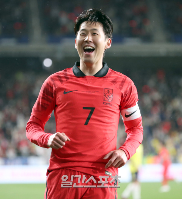 위르겐 클린스만 감독이 이끄는 축구국가대표팀이 24일 오후 울산문수월드컵경기장에서 콜롬비아와 경기를 펼쳤다. 선취골을 성공시킨 손흥민이 기뻐하고있다. 울산=정시종 기자 capa@edaily.co.kr /2023.03.24.