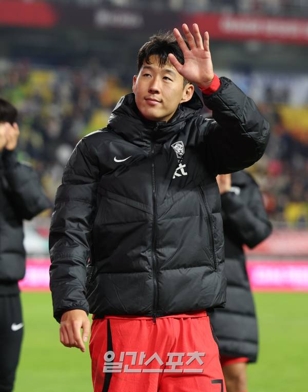 위르겐 클린스만 감독이 이끄는 대한민국 축구대표팀이 17일 오후 수원월드컵경기장에서 베트남 대표팀과 평가전을 펼쳤다. 대표팀이 6-0으로 승리했다. 경기종료후 손흥민이 팬들에게 인사하고있다. 수원=정시종 기자 capa@edaily.co.kr /2023.10.17.