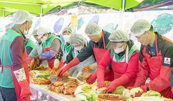 한울원자력본부가 '2023년도 겨울나기 사랑의 김장 나누기 행사'를 열고 있다. [사진=한울원자력본부]