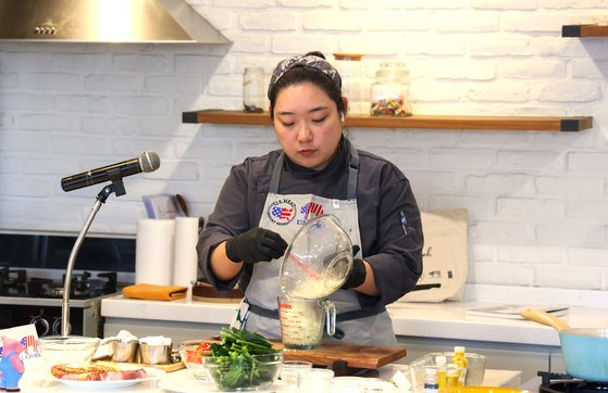 쿠킹클래스에서 시연 중인 윤지아 요리연구가. 사진 쿠킹