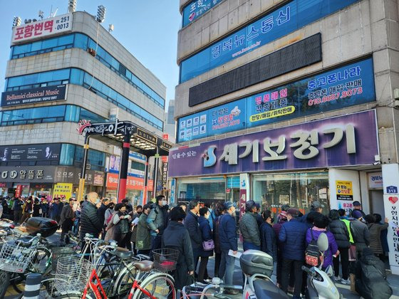 22일 오후 경북 포항시 북구 포항지진범시민대책본부 사무실 앞에 포항 지진 정신적 피해 배상 소송 현장 접수를 하기 위해 나온 포항시민들이 길게 줄을 서 있다. 김정석 기자