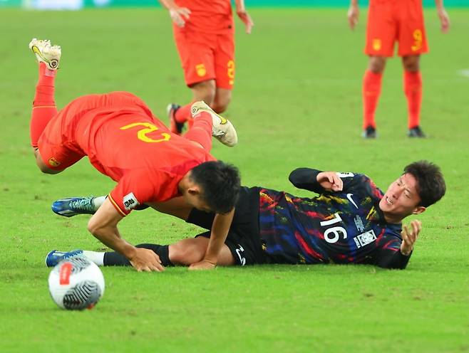 21일 중국 선전 유니버시아드 스포츠센터에서 열린 2026 북중미 월드컵 아시아 2차 예선 한국과 중국의 경기. 대표팀 황의조가 중국 주천제 파울에 넘어지고 있다.  연합뉴스