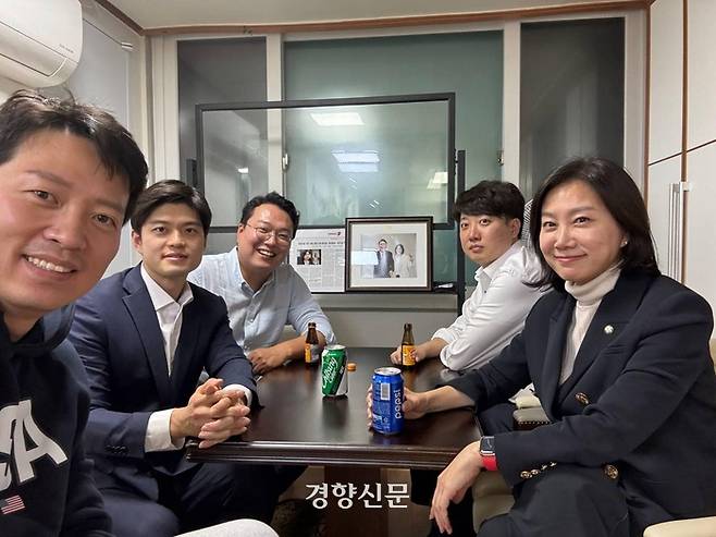 이준석 전 국민의힘 대표와 ‘천아용인’(천하람·허은아·김용태·이기인) 네 사람이 지난 12일 서울 동대문구 허은아 의원의 사무실에서 회동을 했다. 김용태 전 최고위원 페이스북 갈무리