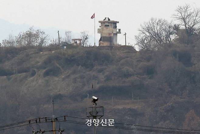 북한이 군사정찰위성을 우주궤도 진입에 성공했다고 주장함에 따라 우리 정부가 대북 정찰 강화로 대응에 나선 22일 경기 파주 임진강 일대에서 국군과 북한군의 초소가 마주보고 있다.