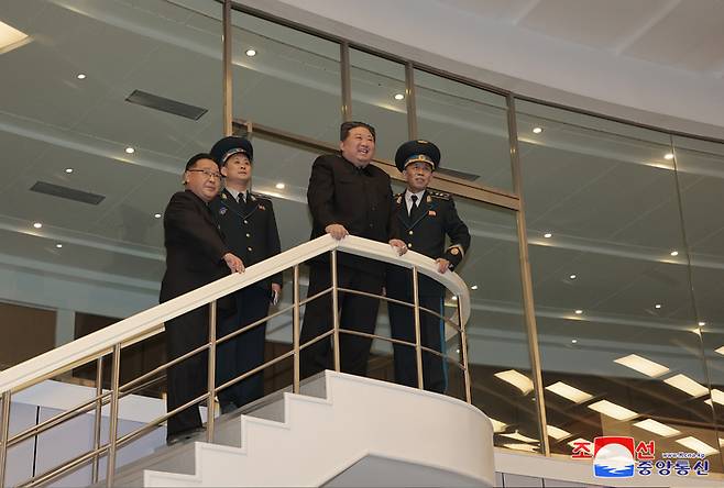 김정은 북한 국무위원장이 22일 오전 10시 국가항공우주기술총국 평양종합관제소를 방문해 궤도에 진입한 정찰위성 ‘만리경-1호‘의 작동 상태 등을 점검했다고 조선중앙통신이 보도했다. 연합뉴스