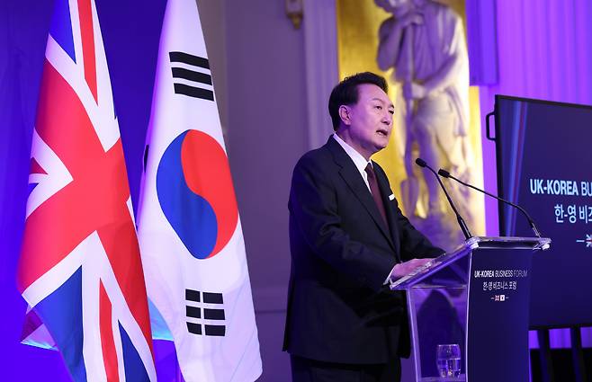 President Yoon Suk Yeol delivers a congratulatory speech at the Korea-UK Business Forum held at Mansion House, London on Wednesday. (Yonhap)