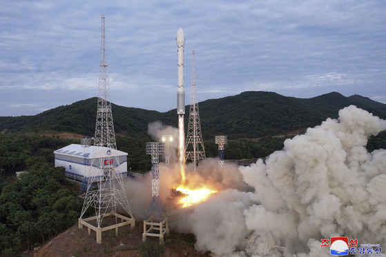 In this photo carried by Pyongyang's state-controlled Korean Central News Agency, North Korea launches a Chollima-1 rocket carrying its Malligyong-1 military reconnaissance satellite from the Sohae Satellite Launching Station in Tongchang-ri, North Pyongan Province, on May 31. [YONHAP]