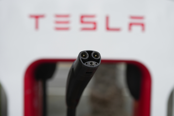 Tesla's EV charging connector at a charging station in Anaheim, California. Ford, General Motors, Volvo Cars and Rivian announced their adoption of Tesla's North American Charging Standard. [AP/YONHAP]