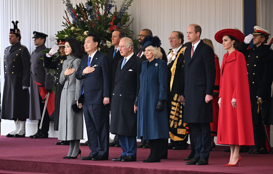 Korea's President Yoon Suk Yeol and first lady Kim Keon Hee, left, stand with Britain's King Charles III and Queen Camilla, center, along with Prince William and Princess Catherine of, right, during a ceremonial welcome on Horse Guards Parade in central London on Tuesday. [JOINT PRESS CORPS]