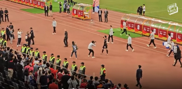 대한민국 축구대표팀 주장 손흥민(토트넘)이 21일 중국 광둥성에서 열린 북중미 월드컵 아시아 2차 예선 C조 2차전 종료 후 중국 관중들을 향해 손을 흔들고 있다. MBC 유튜브 채널 엠빅뉴스 캡처