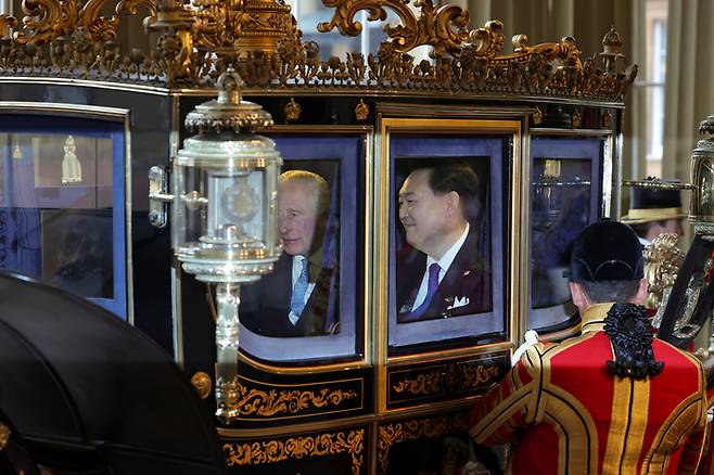 영국을 국빈 방문한 윤석열 대통령과 찰스 3세 영국 국왕이 21일(현지시간) 런던 호스가즈 광장에서 열린 공식환영식을 마친 뒤 마차를 타고 버킹엄궁에 도착하고 있다. 2023.11.22 [공동취재]