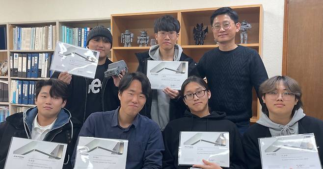 대구가톨릭대 미래자동차공학과 1학년 학생이들이 오토캐드 국제인증 자격증(ACU)을 들고 김기대 교수(사진 윗줄 맨 오른쪽)와 함께 기념 촬영을 하고 있다.(사진제공-대구가톨릭대)