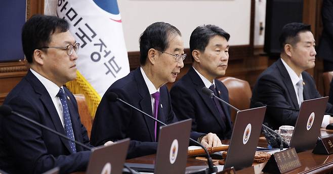 한덕수 국무총리(왼쪽)가 22일 정부서울청사에서 열린 임시국무회의에서 모두발언을 하고 있다. 정부는 이날 9·19 남북군사합의의 일부 효력 정지 안건을 심의·의결했다.  연합뉴스